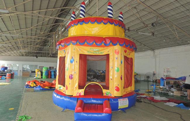 Geburtstags-Kuchen-aufblasbare Prahler im Freien, Schlag-Haus Inflatables-Schloss für Kinder RQL-00506